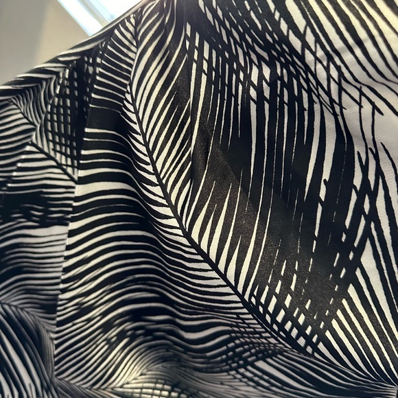 Maggy London very special dress size 10. Satin like fabric in black and white. - Picture 4 of 6